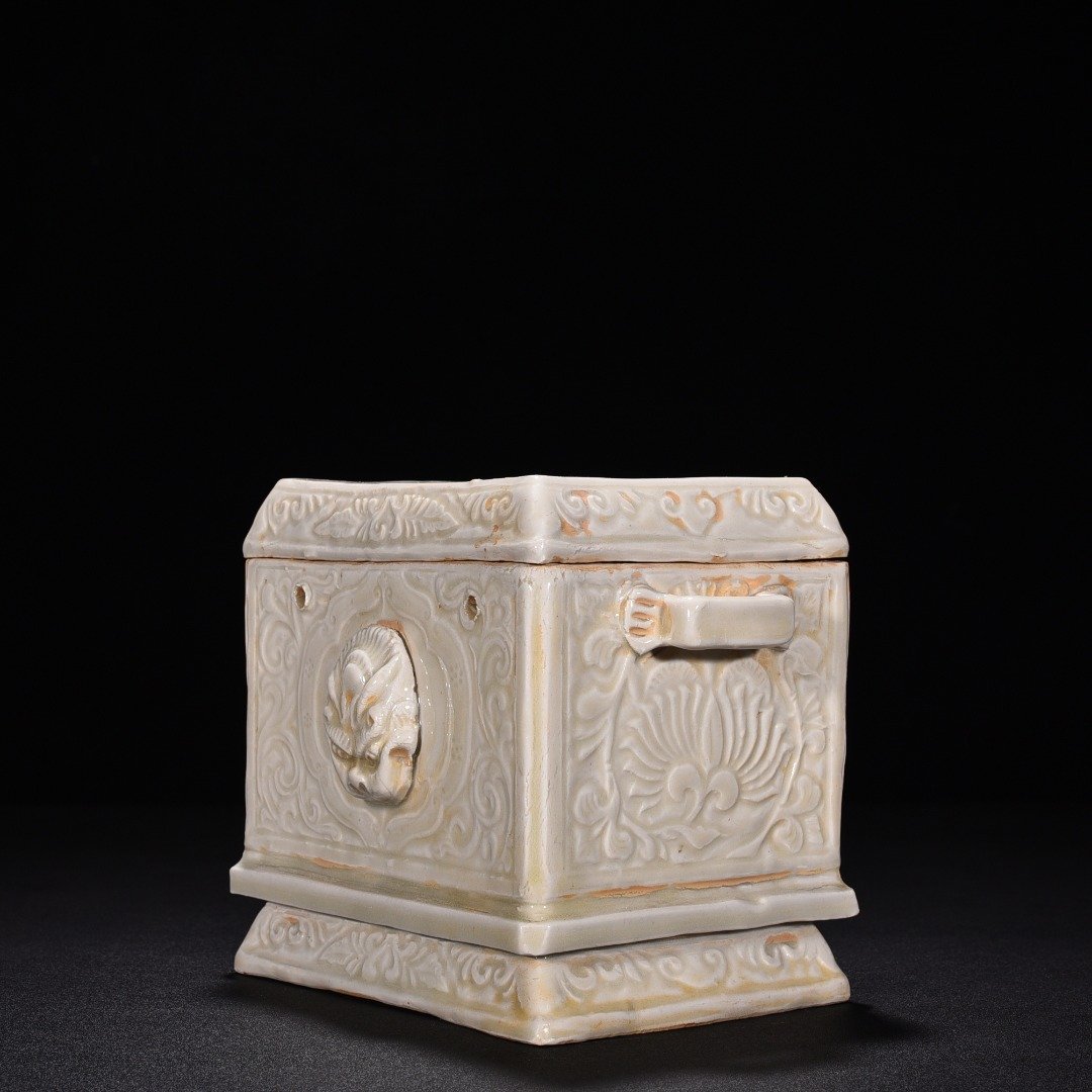 Song Dynasty Ding kiln carved flower and dragon pattern food box