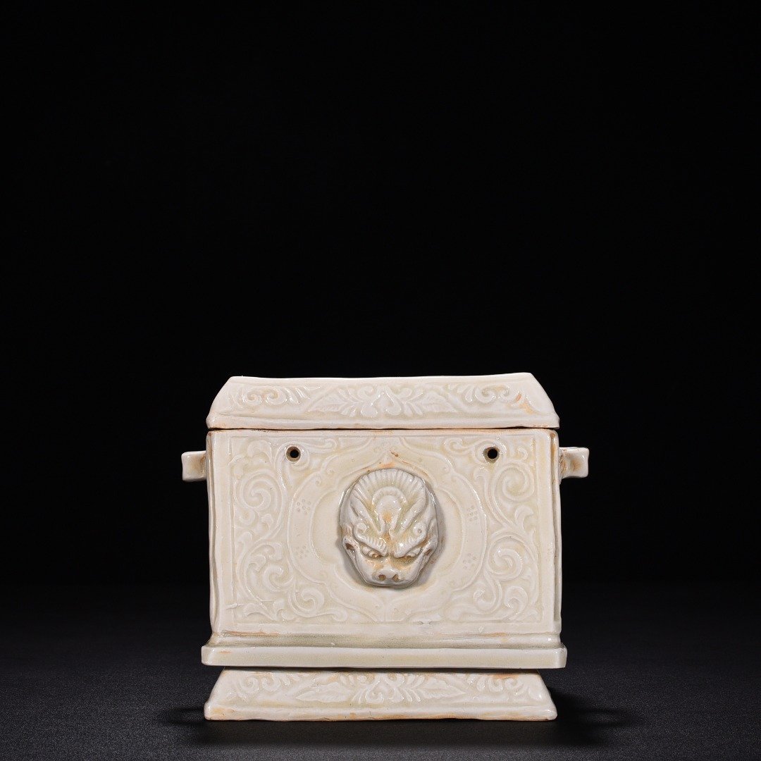 Song Dynasty Ding kiln carved flower and dragon pattern food box