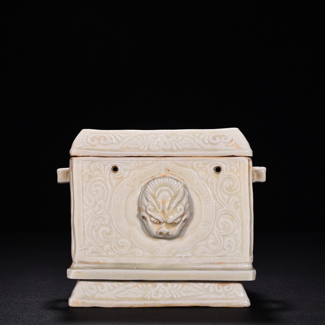Song Dynasty Ding kiln carved flower and dragon pattern food box