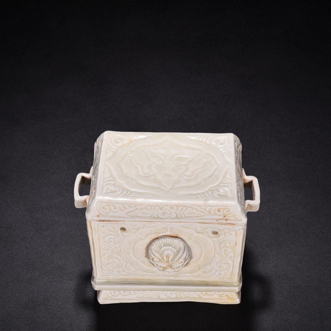 Song Dynasty Ding kiln carved flower and dragon pattern food box