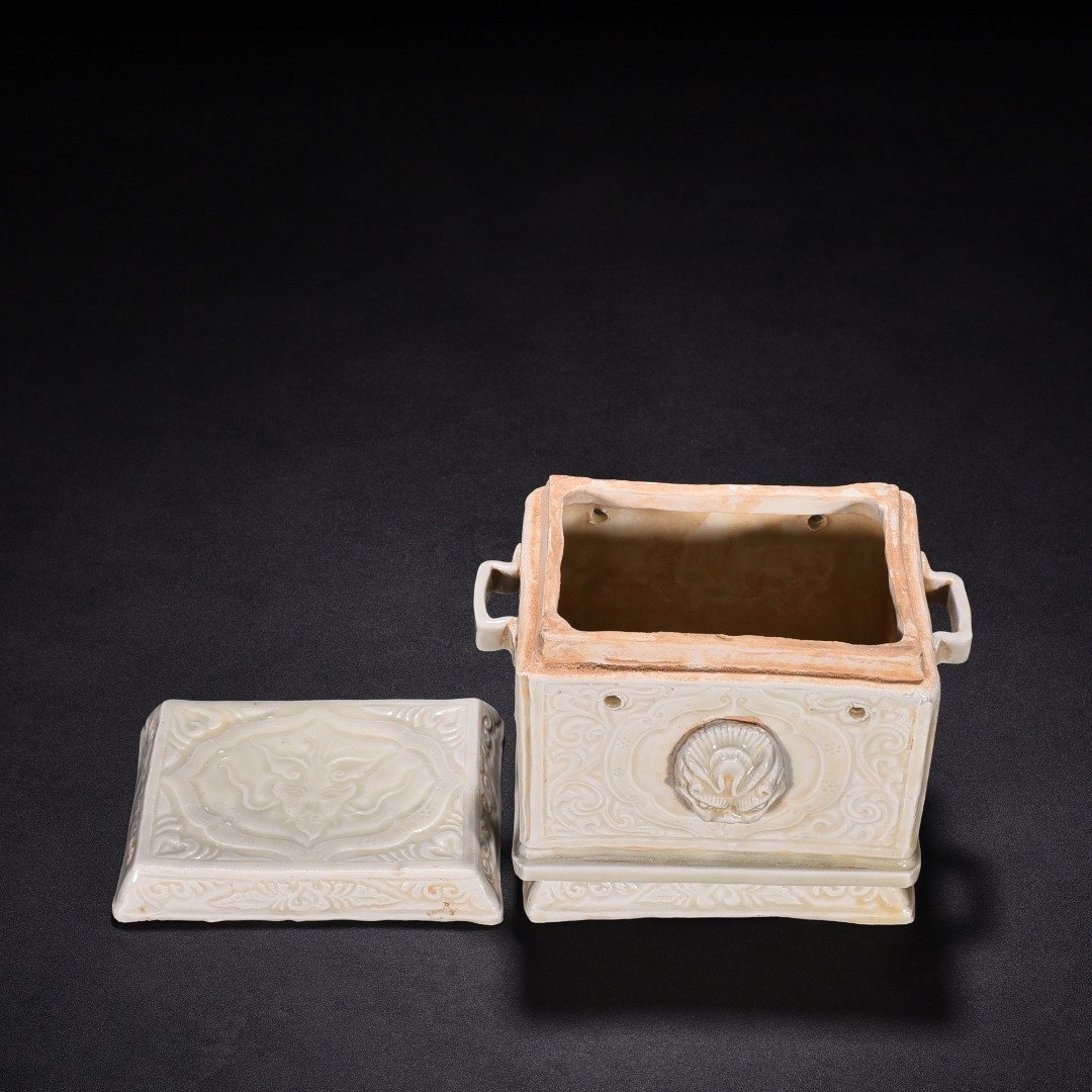 Song Dynasty Ding kiln carved flower and dragon pattern food box