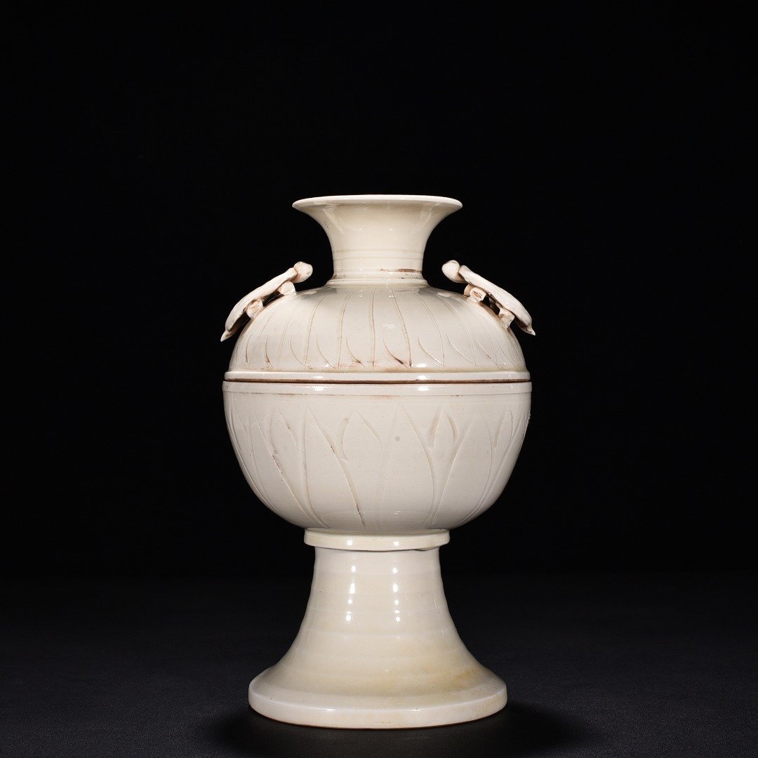 Song Dynasty Ding kiln carved banana leaf pattern beans