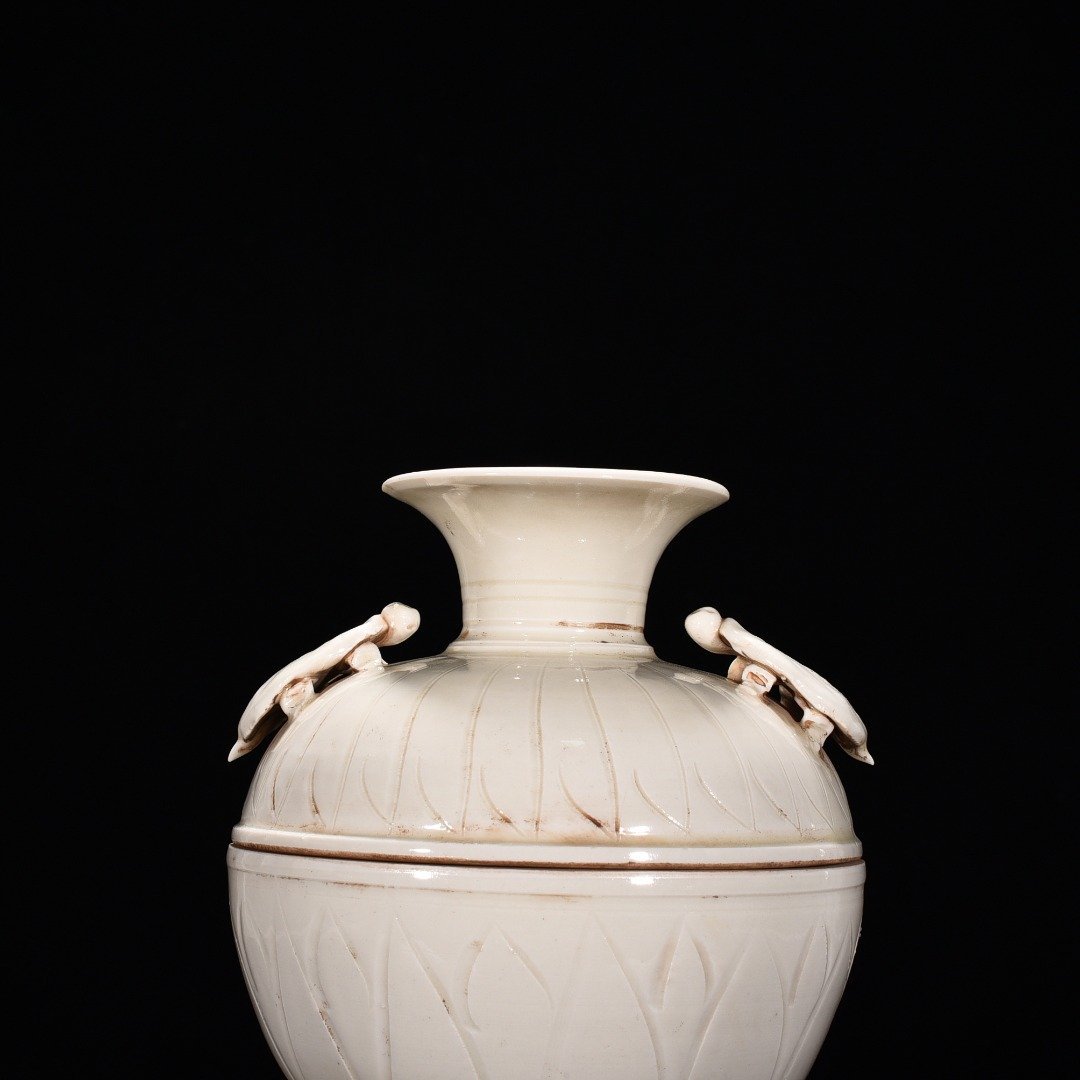 Song Dynasty Ding kiln carved banana leaf pattern beans