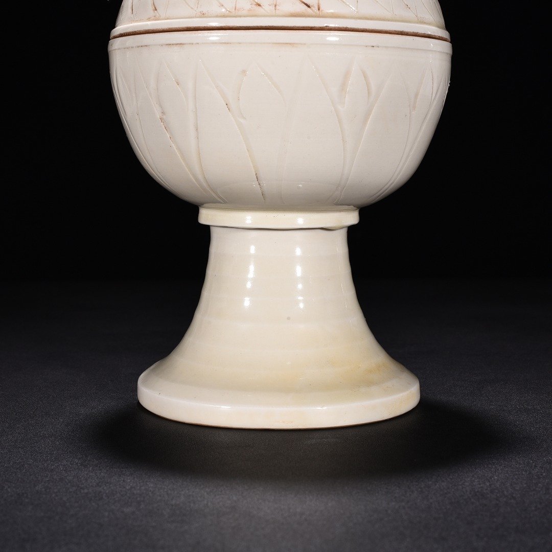 Song Dynasty Ding kiln carved banana leaf pattern beans
