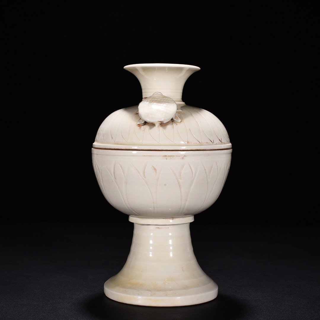 Song Dynasty Ding kiln carved banana leaf pattern beans