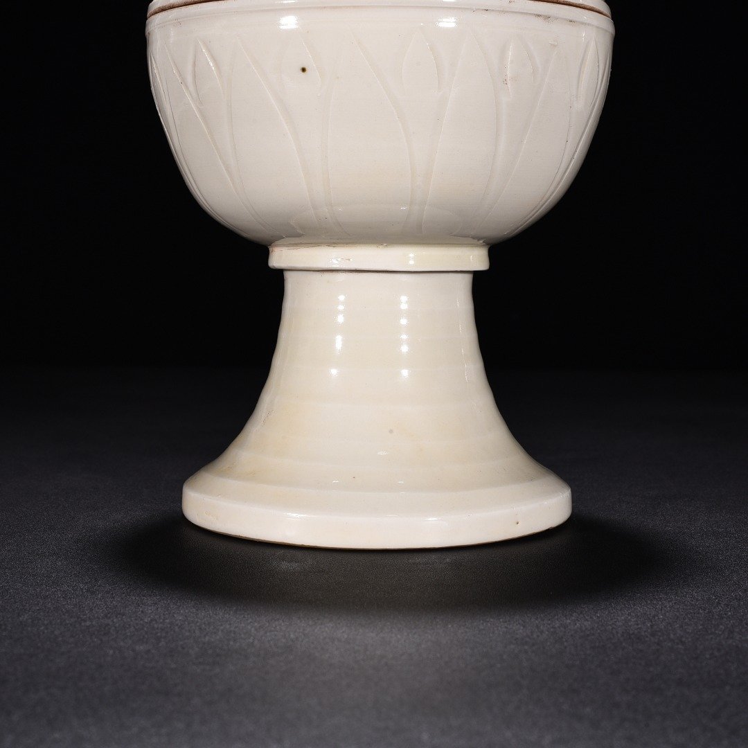 Song Dynasty Ding kiln carved banana leaf pattern beans