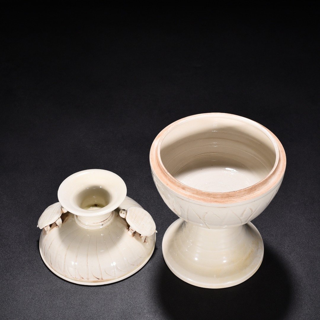 Song Dynasty Ding kiln carved banana leaf pattern beans