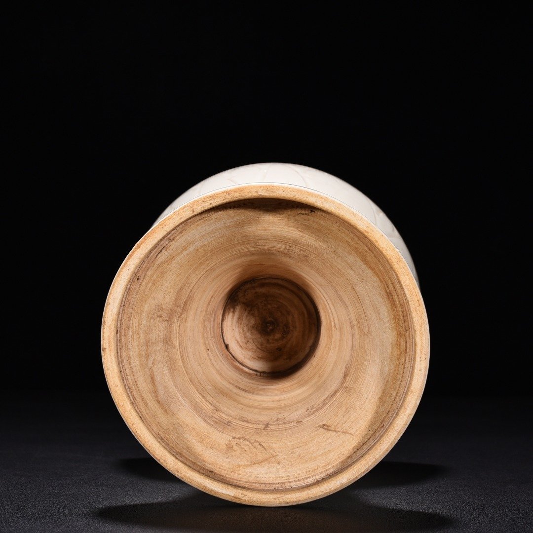 Song Dynasty Ding kiln carved banana leaf pattern beans