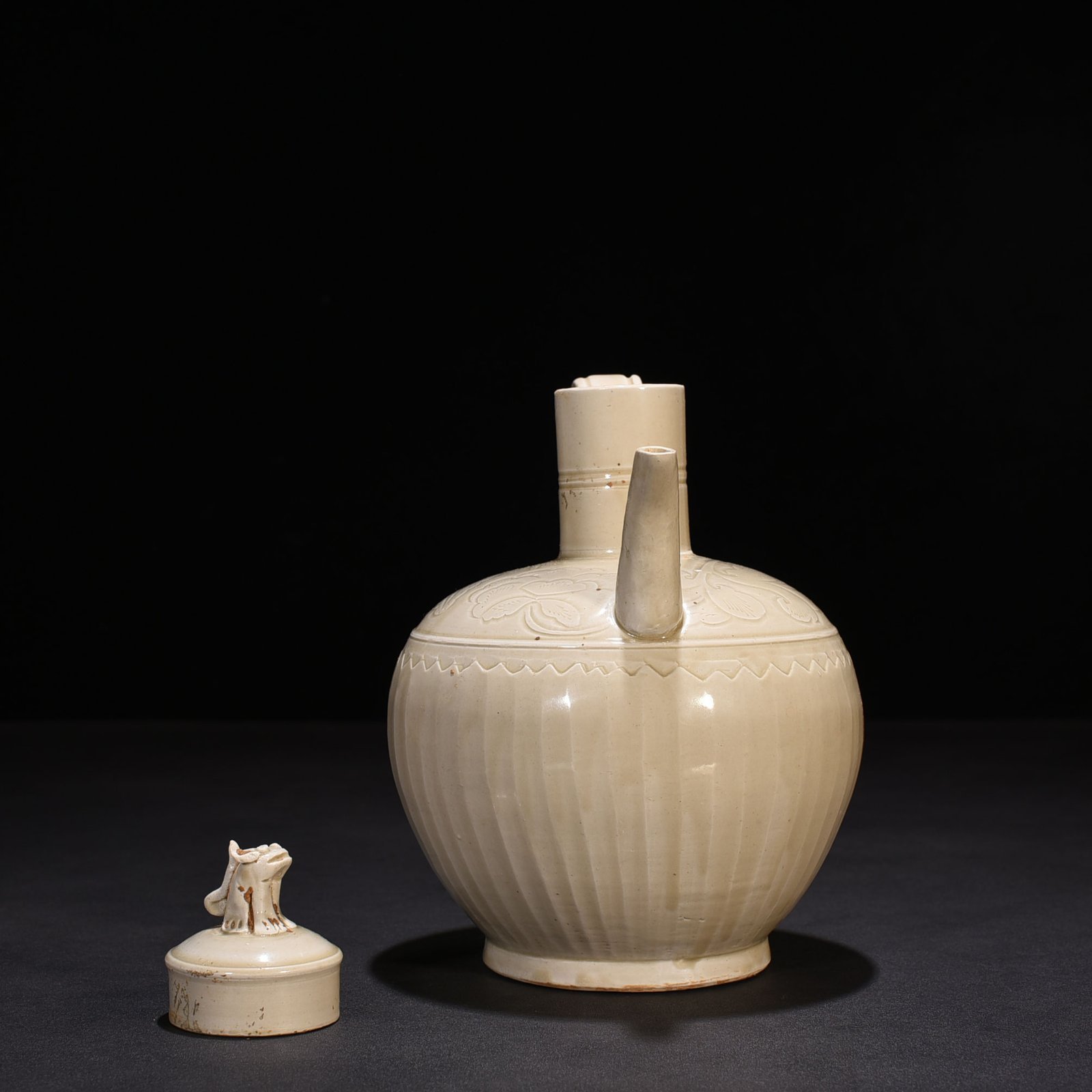 Song Dynasty Ding Kiln carved banana leaf and flower pattern ewer