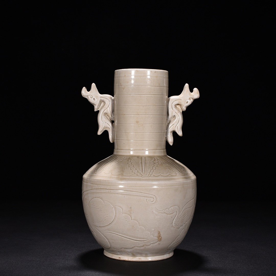 Song Dynasty Ding kiln carved mandarin duck pattern amphorae