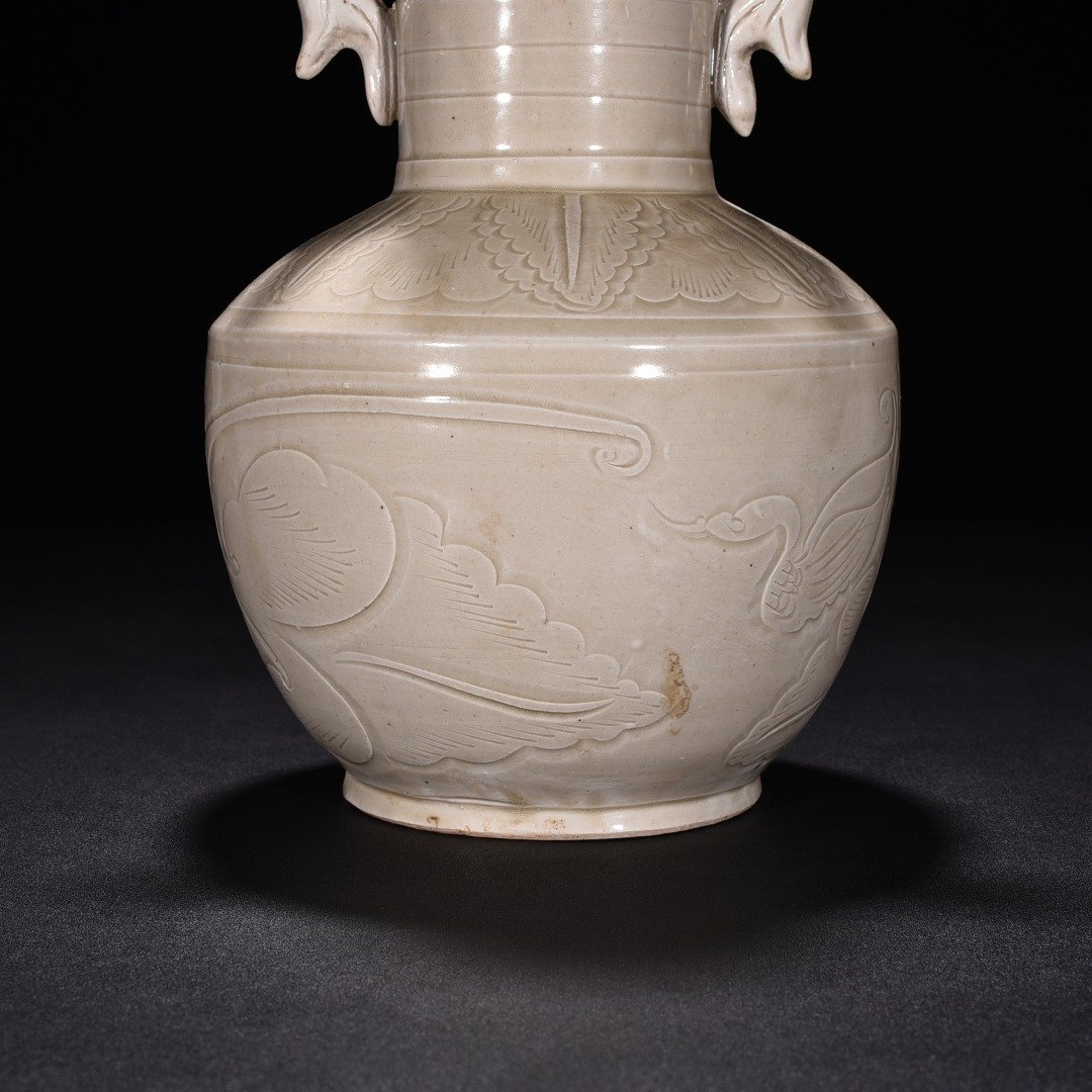Song Dynasty Ding kiln carved mandarin duck pattern amphorae