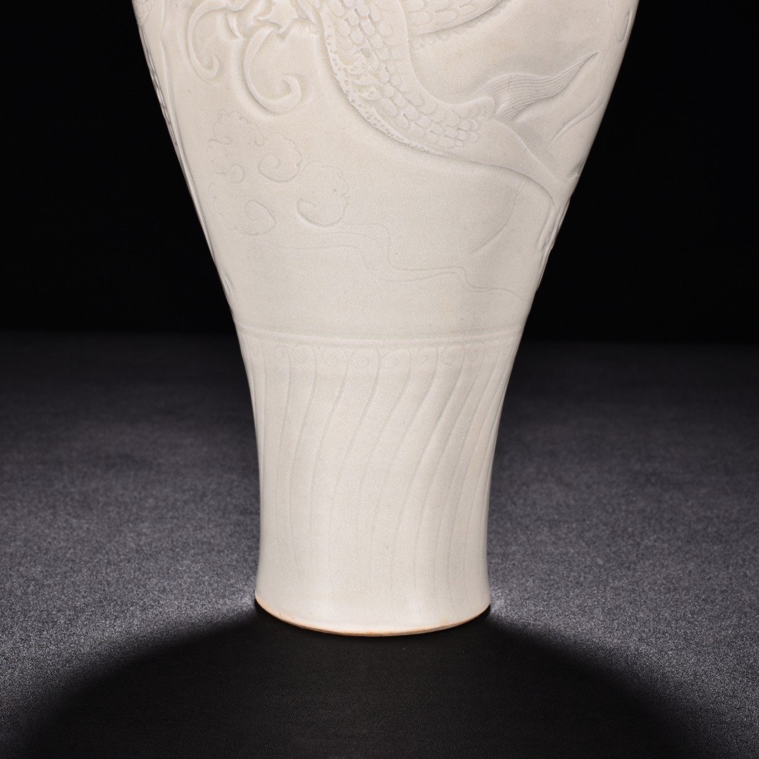Song Dynasty Ding kiln carved plum vase with dragon pattern and lid