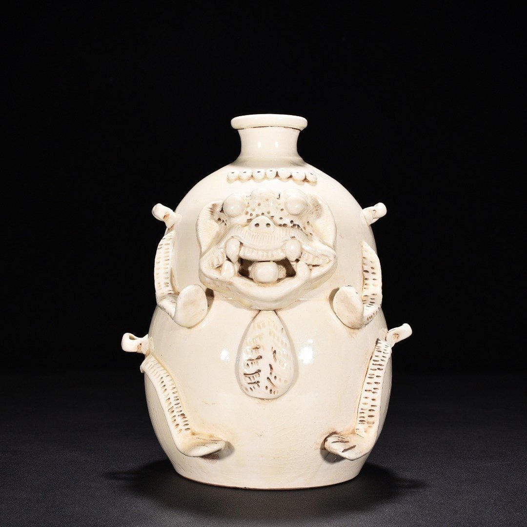 Song Dynasty Ding kiln bear vase with belt