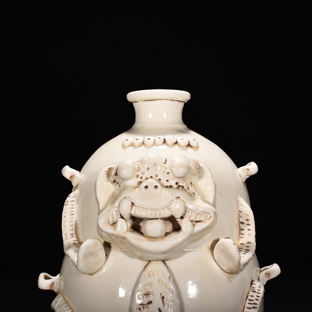Song Dynasty Ding kiln bear vase with belt