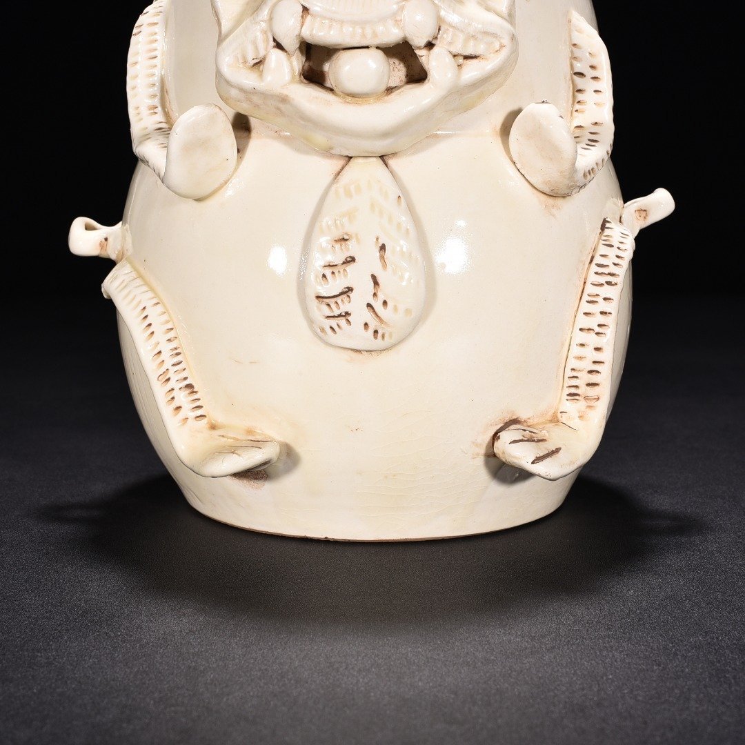 Song Dynasty Ding kiln bear vase with belt
