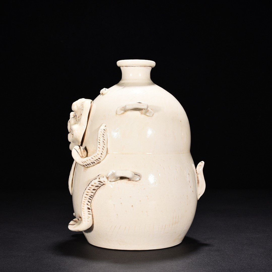 Song Dynasty Ding kiln bear vase with belt