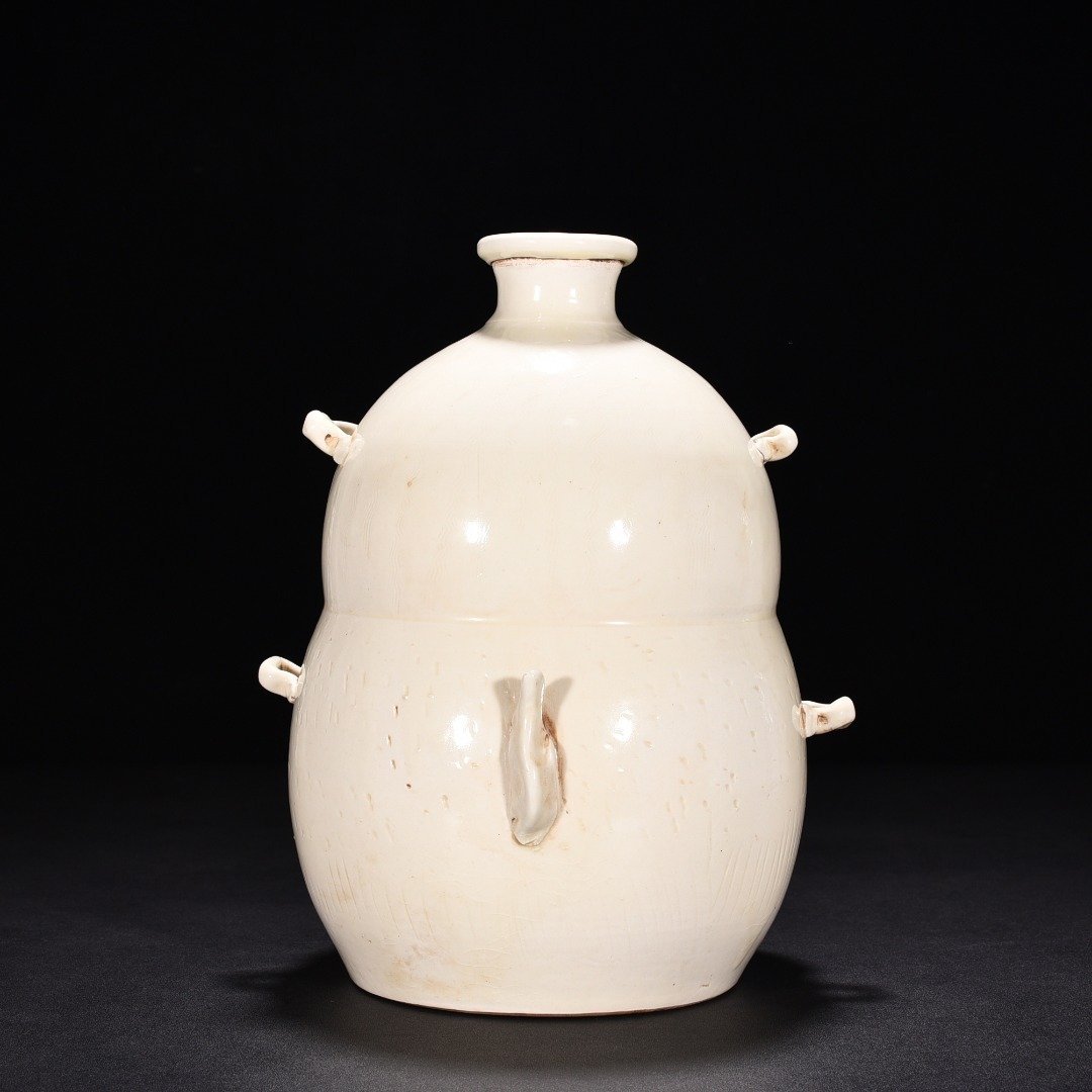 Song Dynasty Ding kiln bear vase with belt