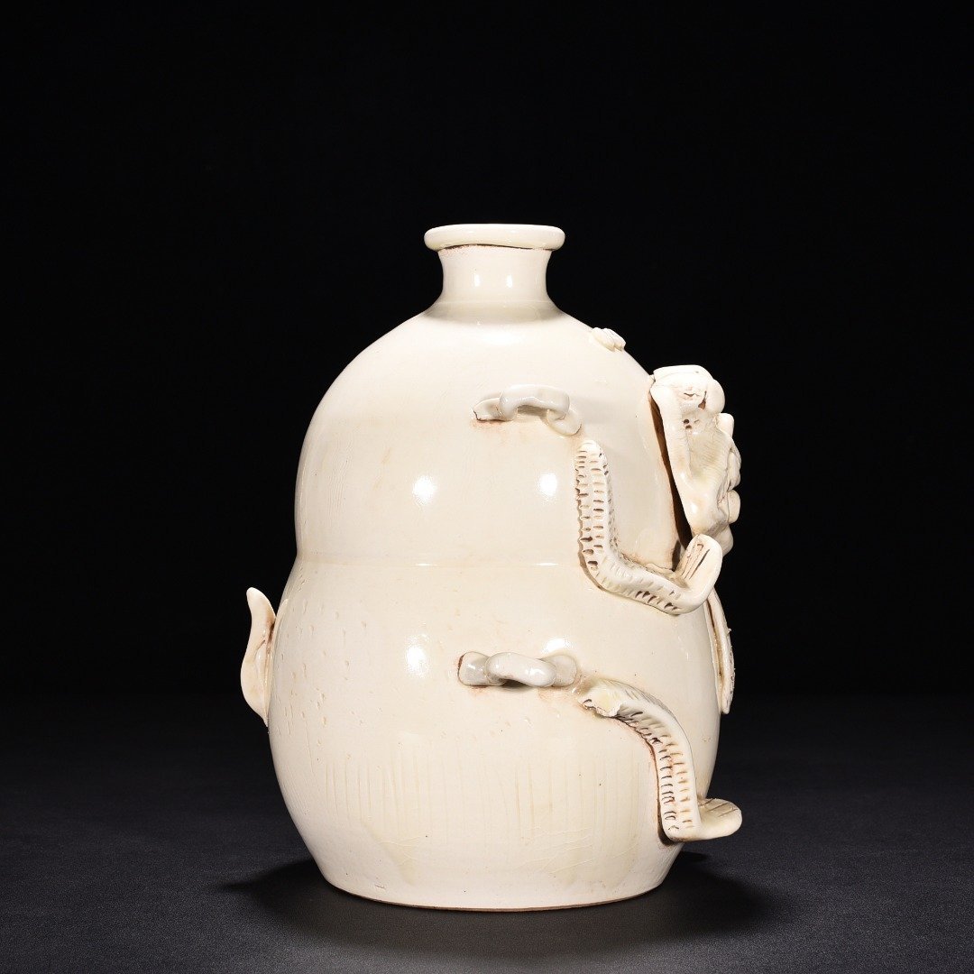 Song Dynasty Ding kiln bear vase with belt