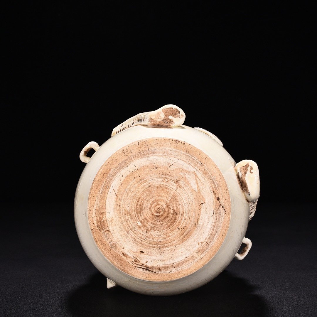 Song Dynasty Ding kiln bear vase with belt