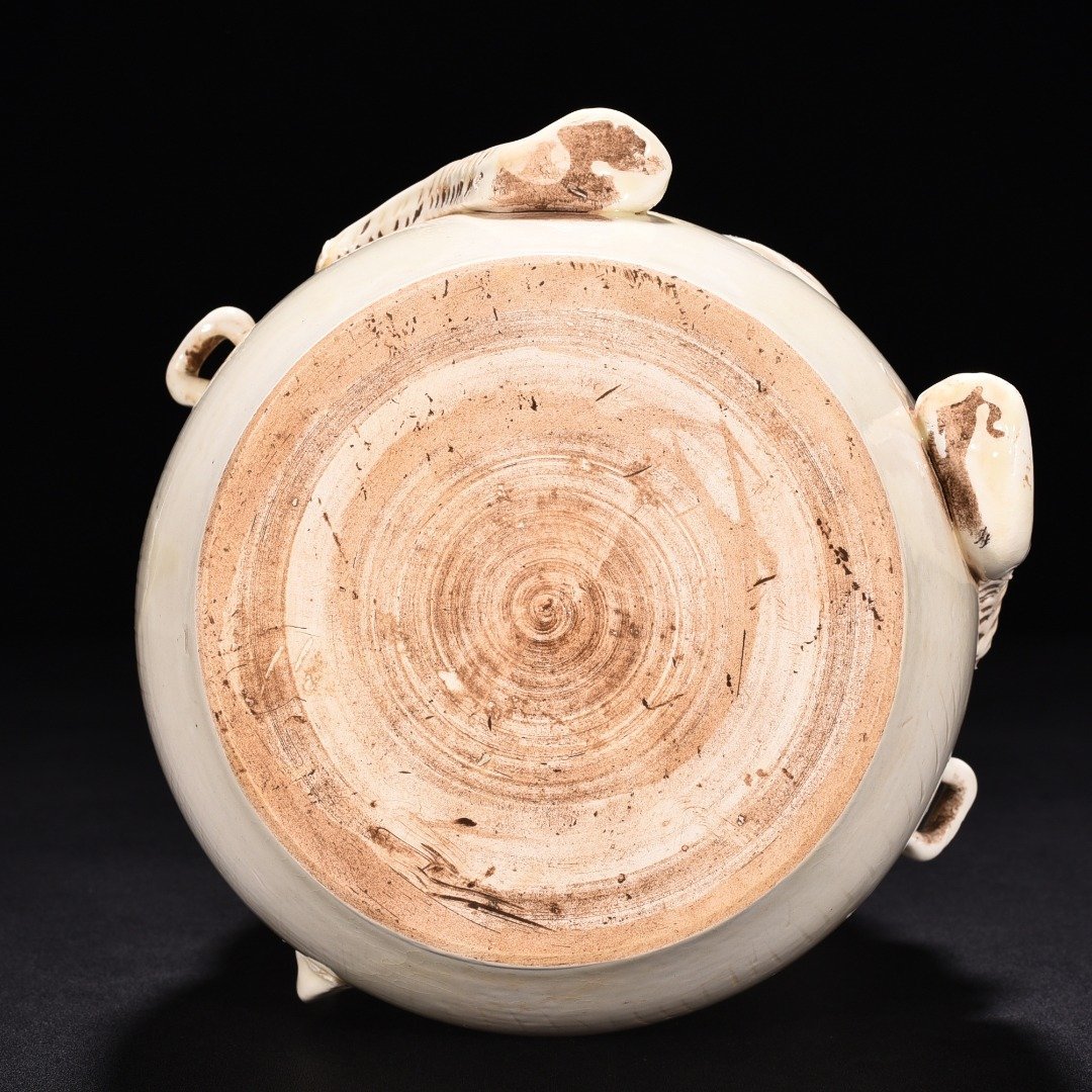 Song Dynasty Ding kiln bear vase with belt