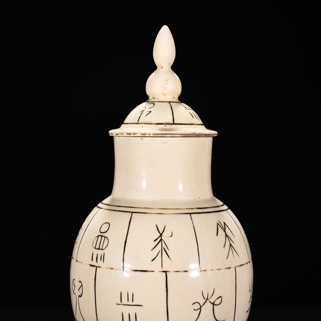 Song Dynasty Ding kiln oracle bone inscription covered jar