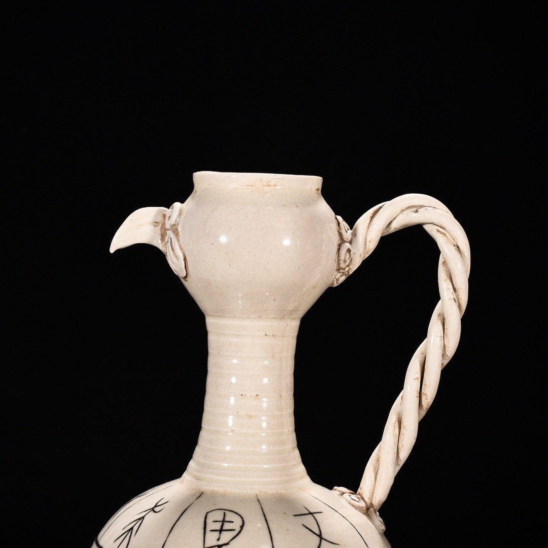 Song Dynasty Ding kiln oracle bone inscription eagle head pot