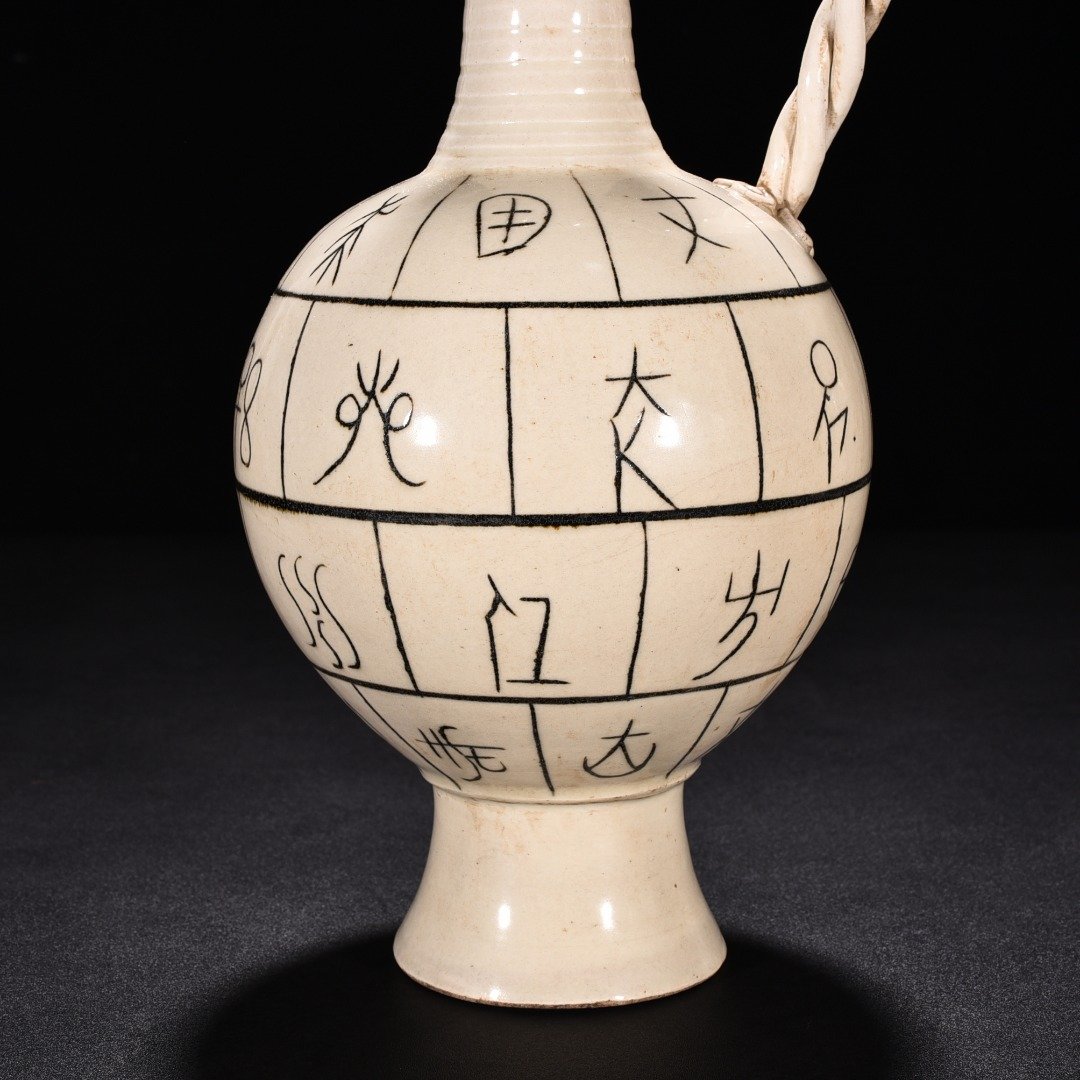 Song Dynasty Ding kiln oracle bone inscription eagle head pot