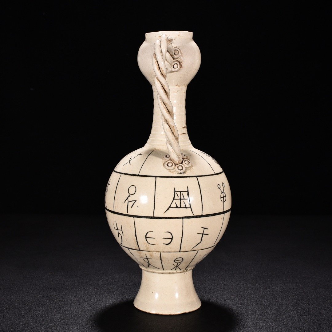 Song Dynasty Ding kiln oracle bone inscription eagle head pot