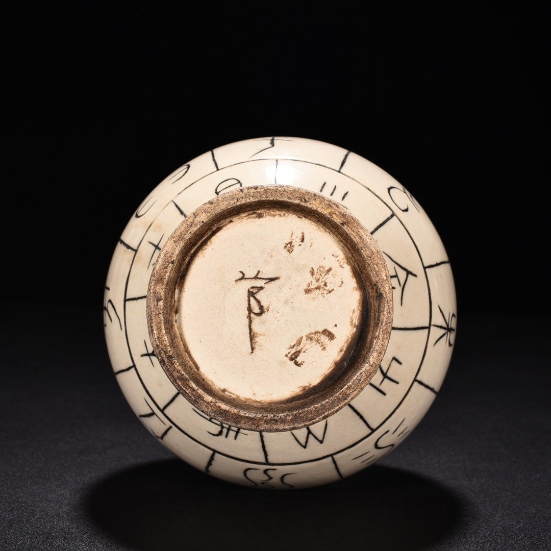 Song Dynasty Ding kiln oracle bone inscription eagle head pot