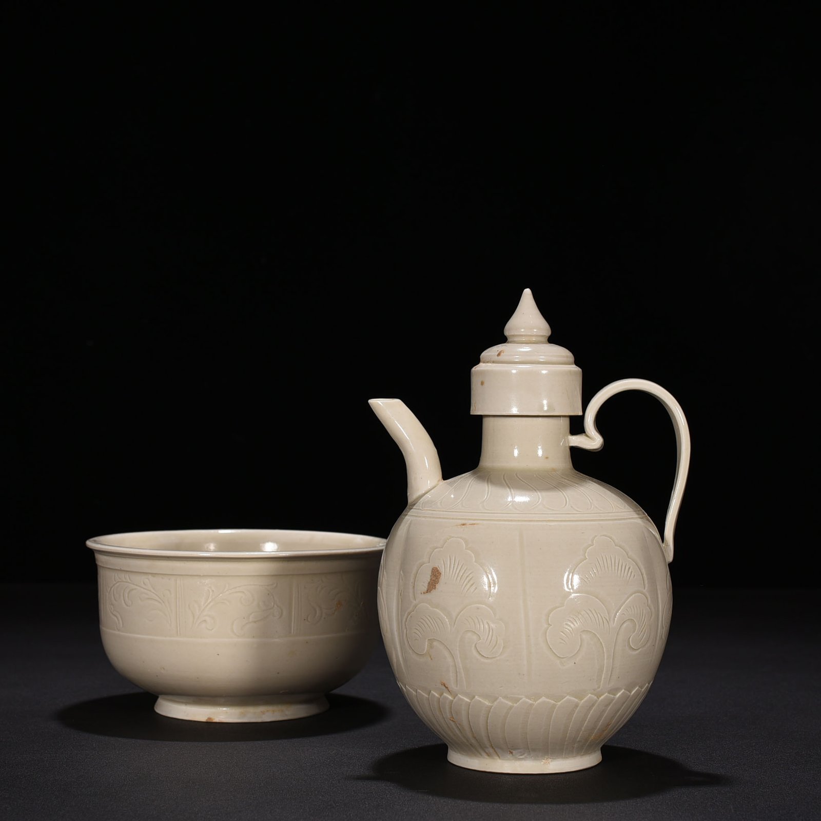 Song Dynasty Ding kiln carved flower pattern wine jug