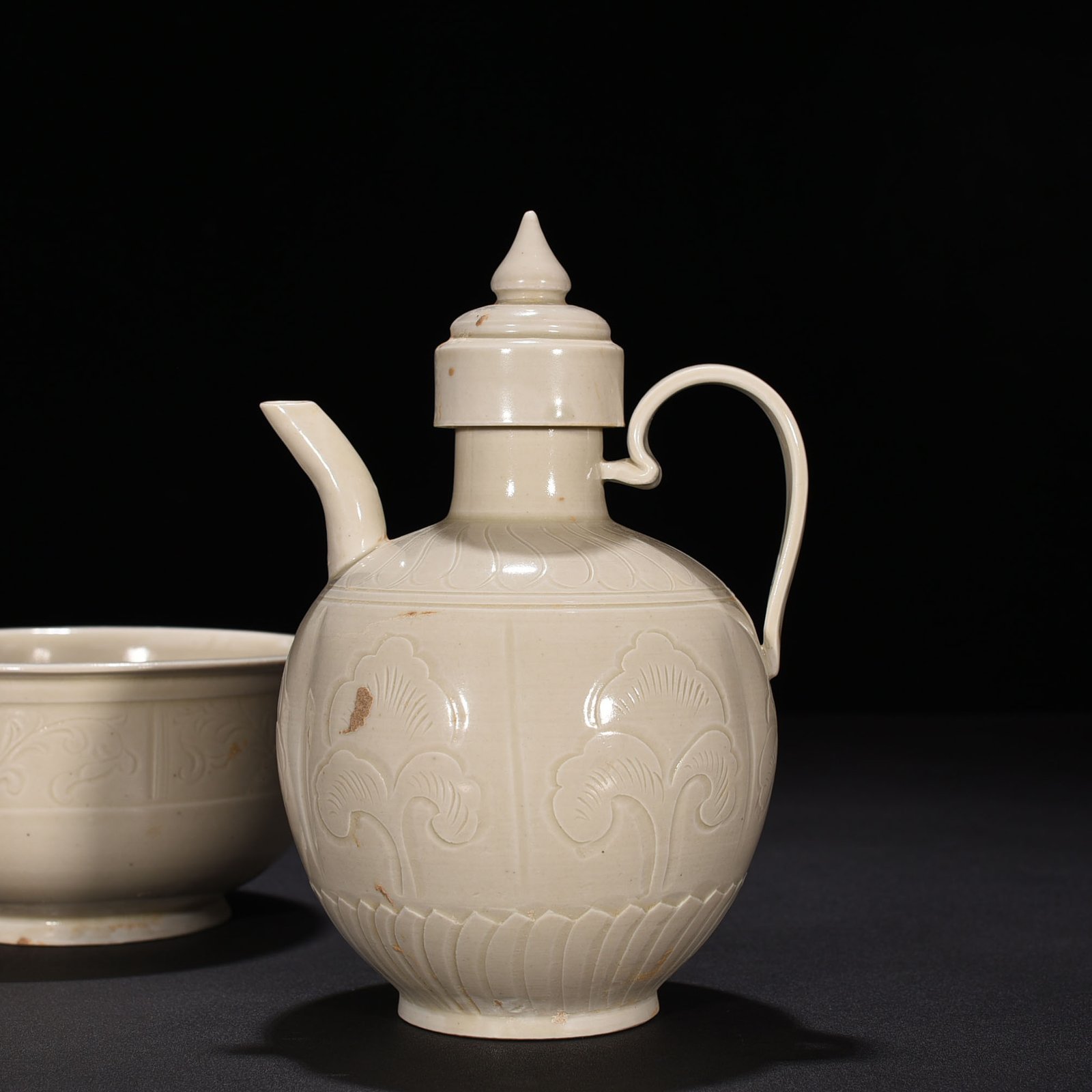 Song Dynasty Ding kiln carved flower pattern wine jug
