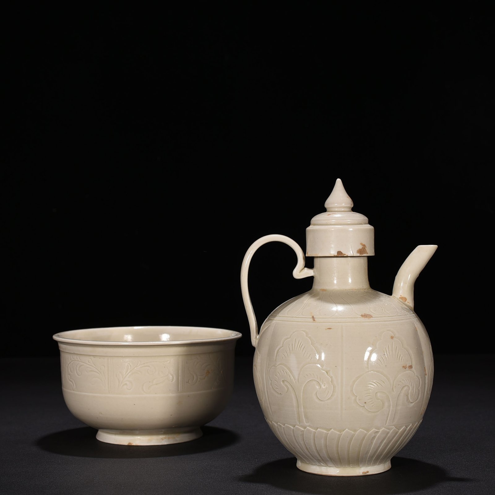 Song Dynasty Ding kiln carved flower pattern wine jug