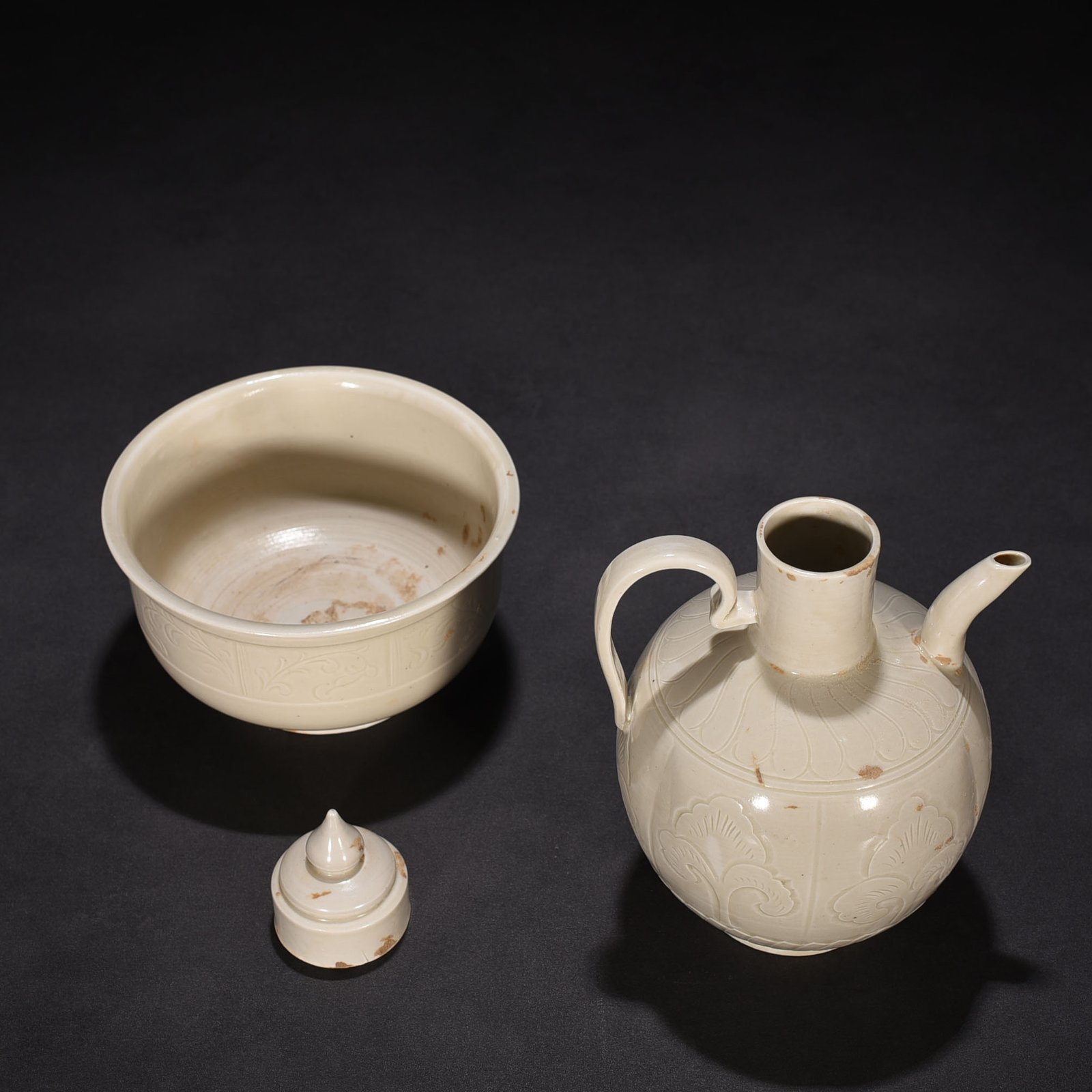 Song Dynasty Ding kiln carved flower pattern wine jug