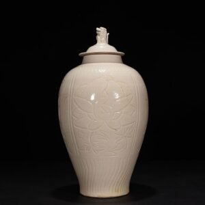 Song Dynasty Ding kiln carved flower pattern lid jar