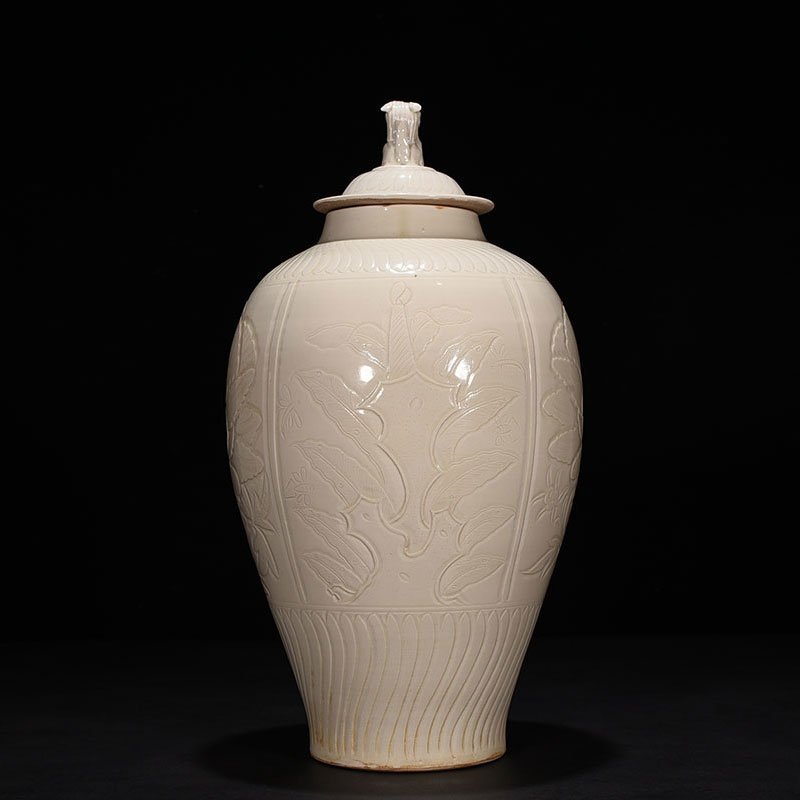 Song Dynasty Ding kiln carved flower pattern lid jar