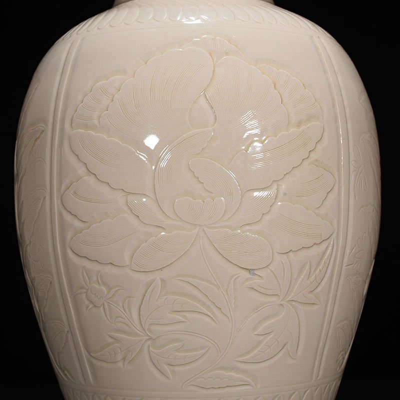 Song Dynasty Ding kiln carved flower pattern lid jar