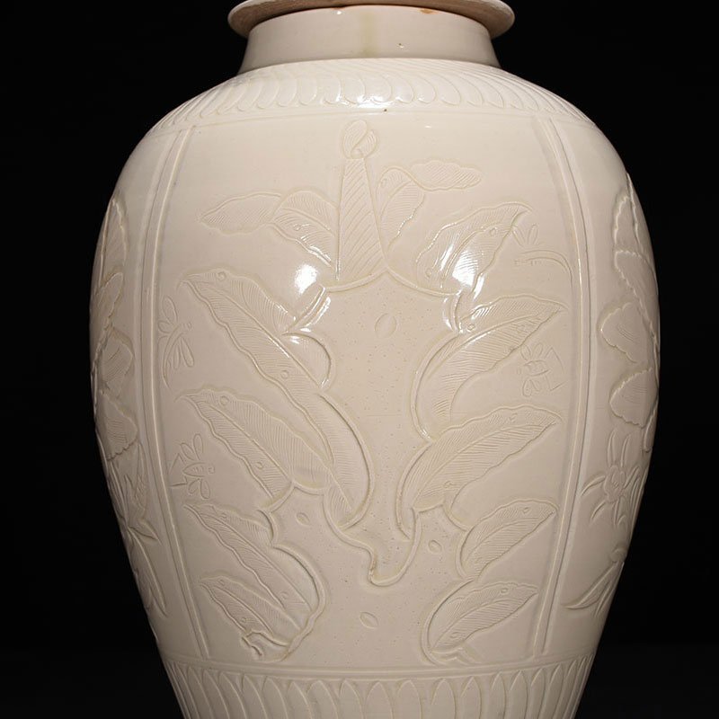 Song Dynasty Ding kiln carved flower pattern lid jar