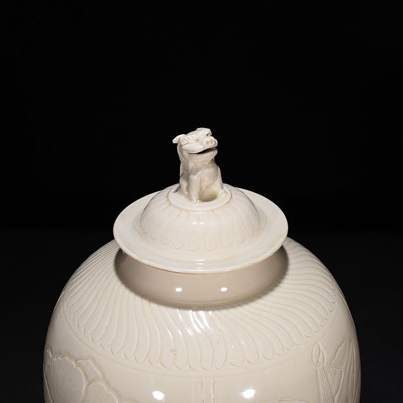 Song Dynasty Ding kiln carved flower pattern lid jar
