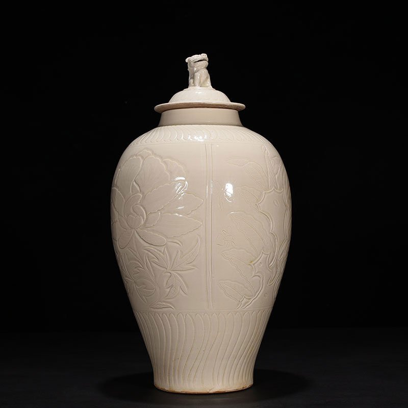 Song Dynasty Ding kiln carved flower pattern lid jar