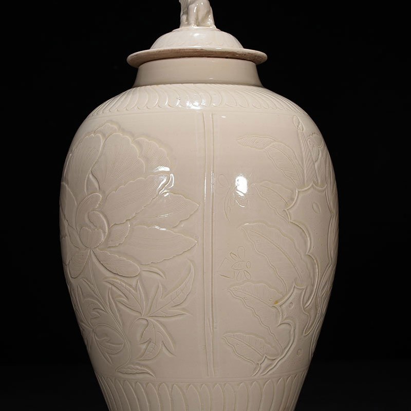 Song Dynasty Ding kiln carved flower pattern lid jar