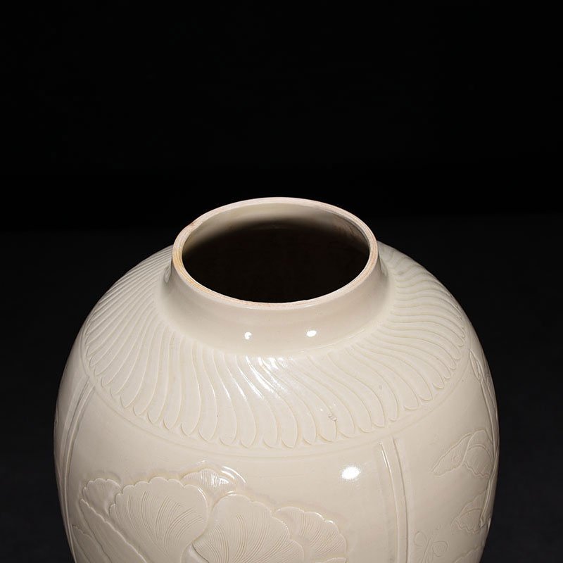 Song Dynasty Ding kiln carved flower pattern lid jar