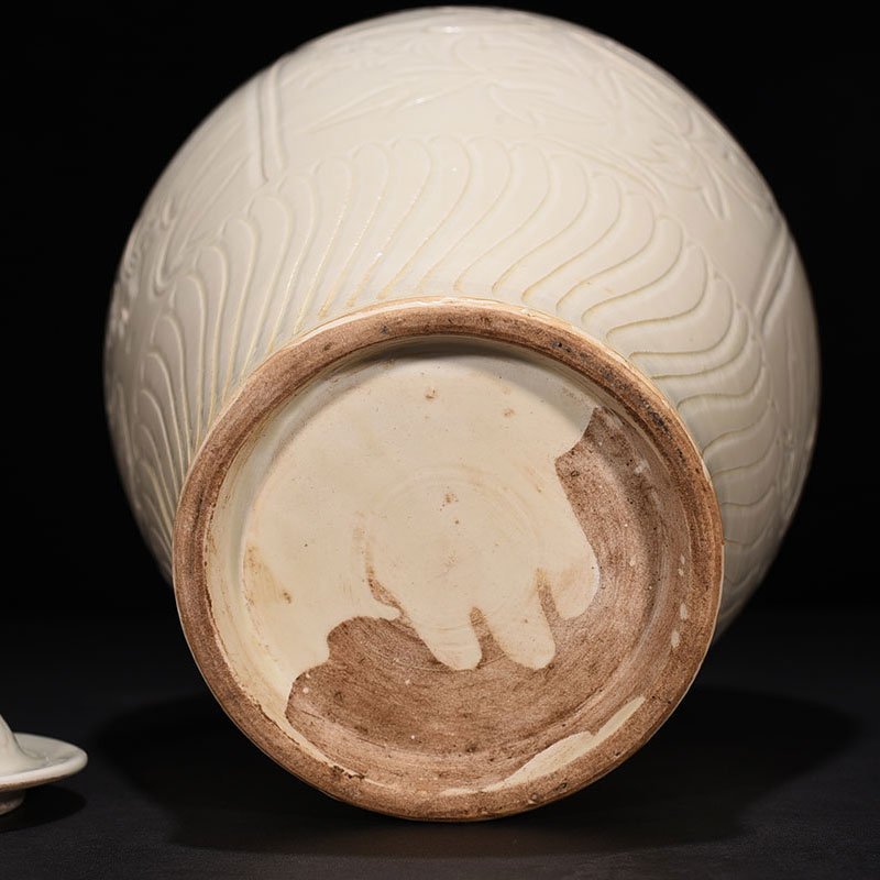 Song Dynasty Ding kiln carved flower pattern lid jar