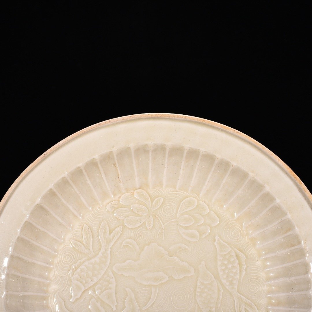 Song Dynasty Ding kiln fish and algae pattern folded edge wash