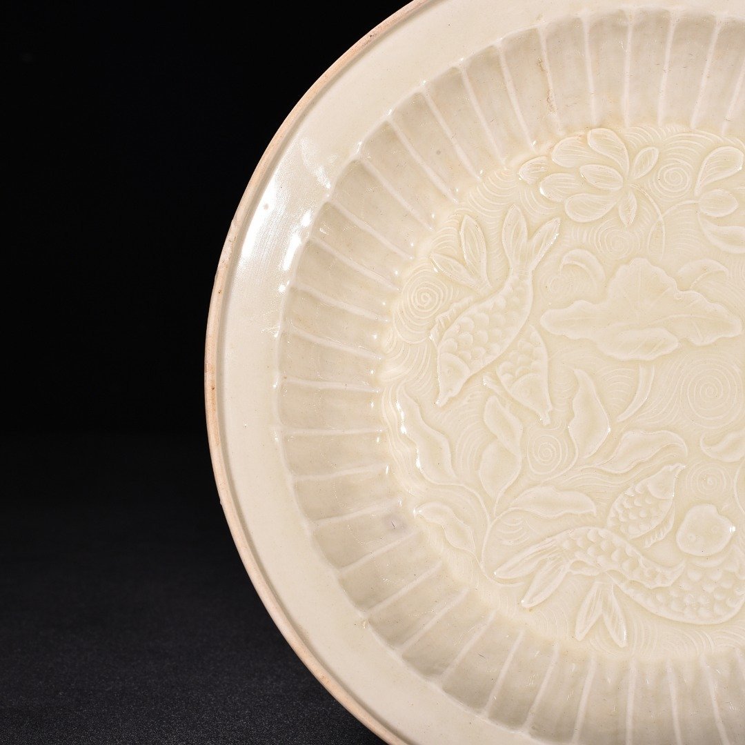 Song Dynasty Ding kiln fish and algae pattern folded edge wash