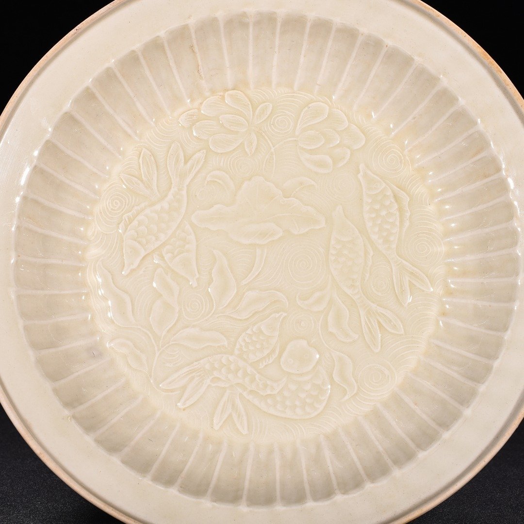 Song Dynasty Ding kiln fish and algae pattern folded edge wash
