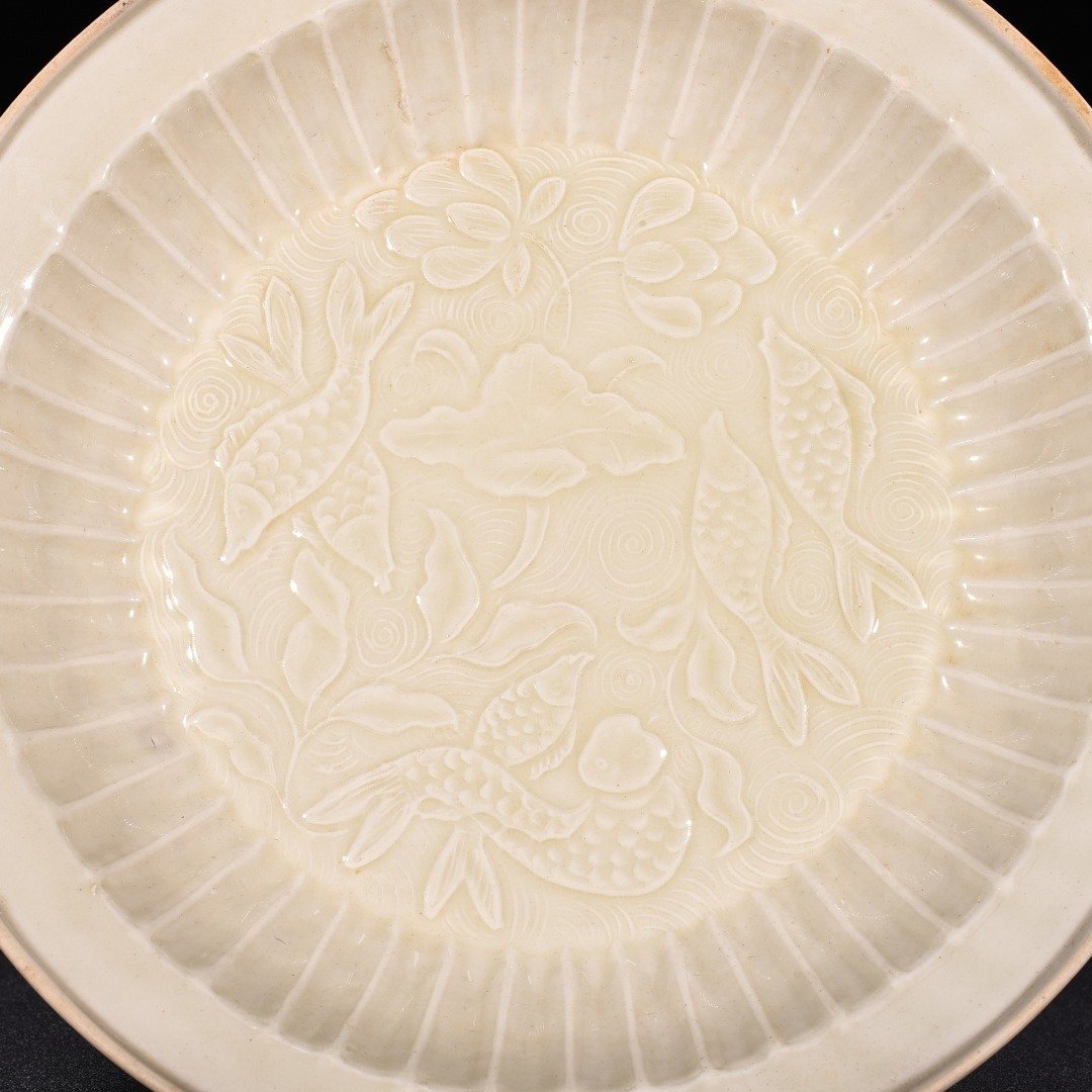 Song Dynasty Ding kiln fish and algae pattern folded edge wash