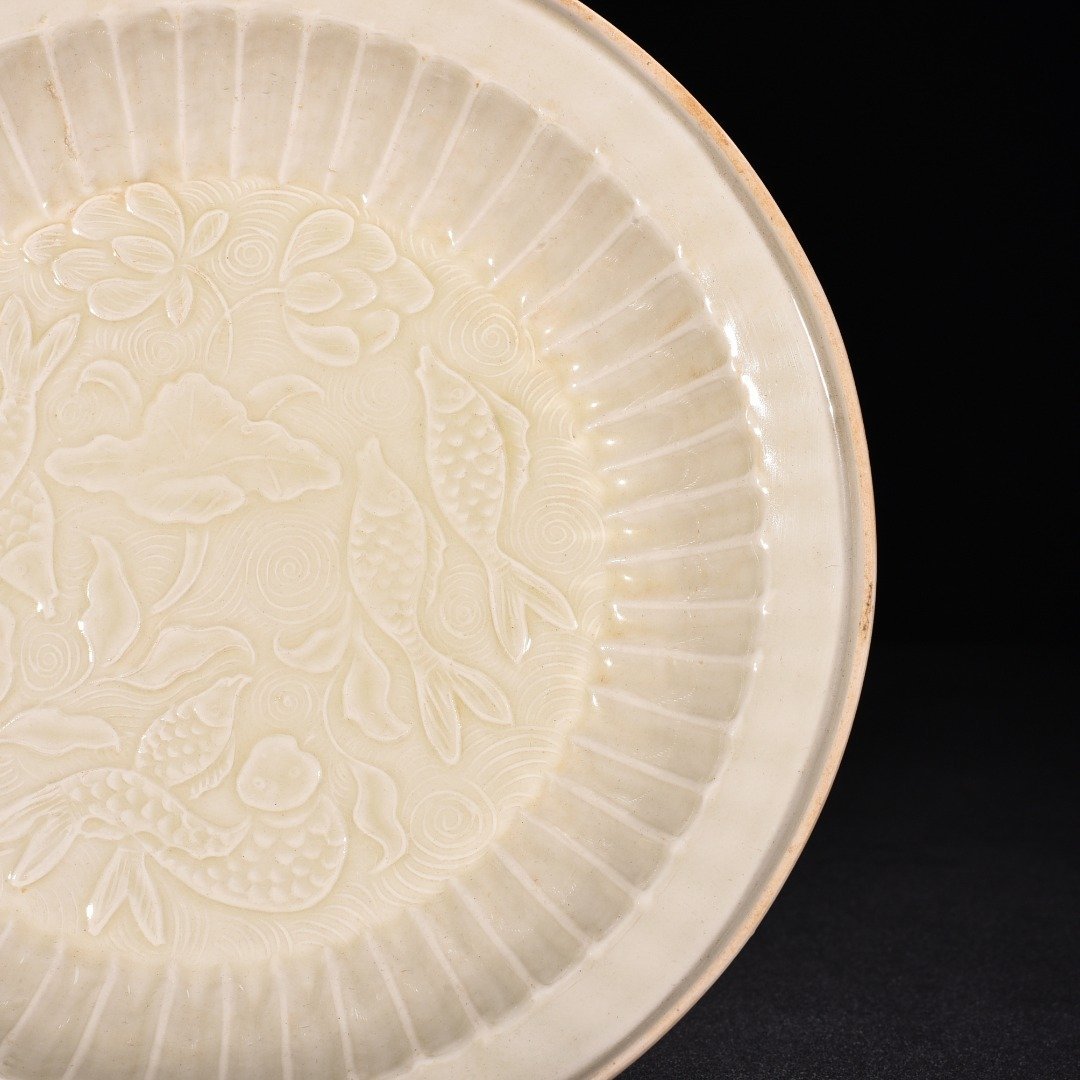 Song Dynasty Ding kiln fish and algae pattern folded edge wash