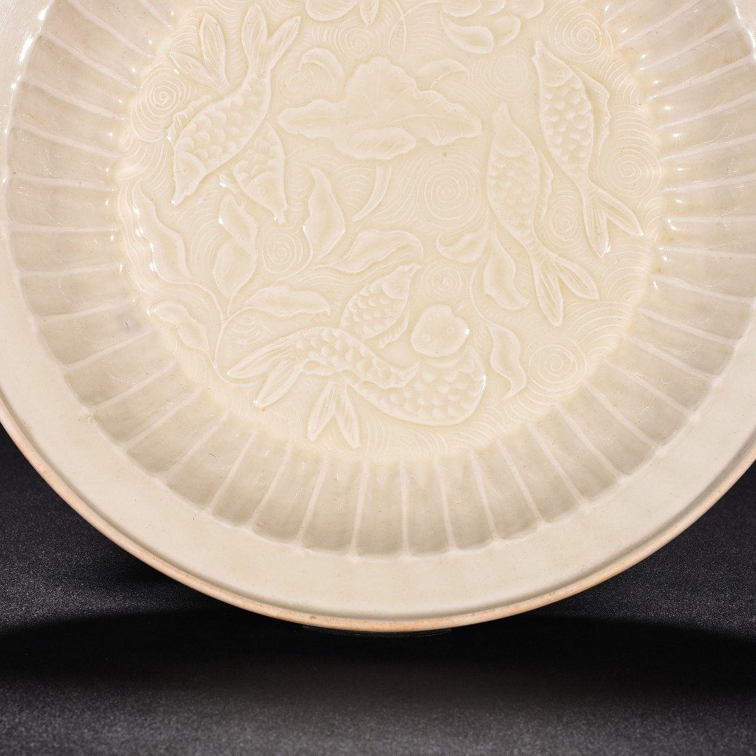 Song Dynasty Ding kiln fish and algae pattern folded edge wash