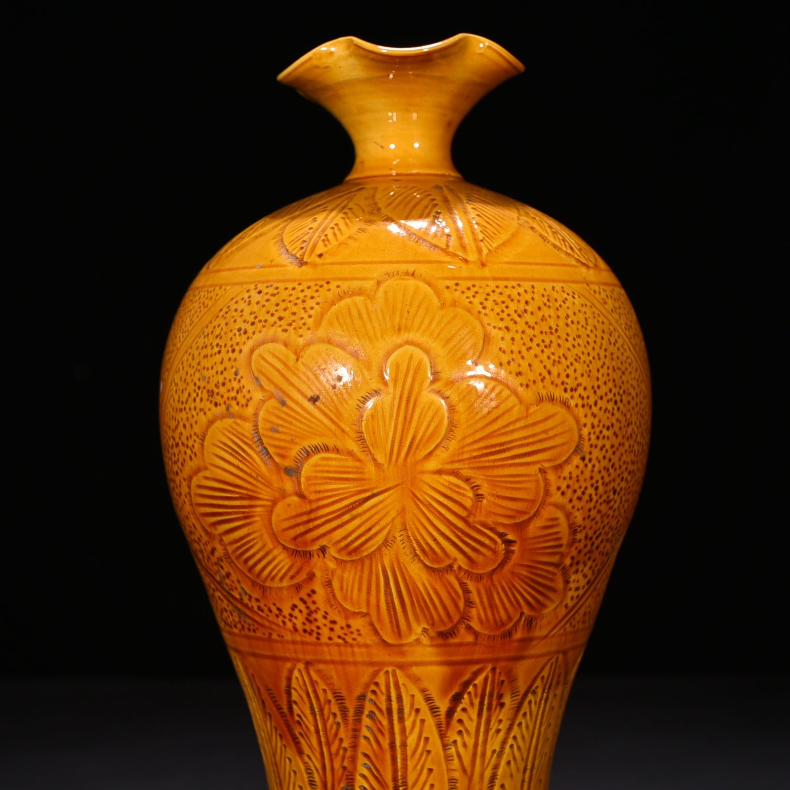 Song Dynasty Ding kiln yellow glaze engraved flower pattern plum vase