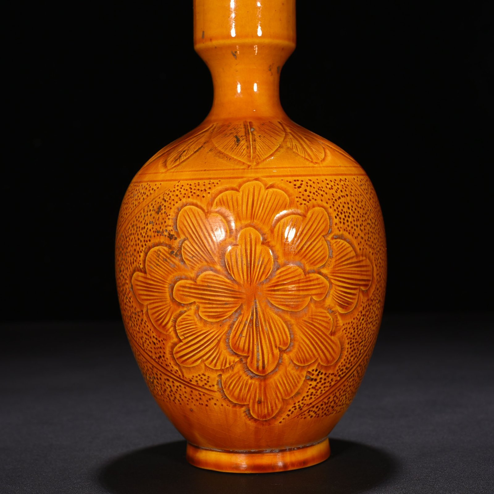 Song Dynasty Ding kiln yellow glaze new official style engraved flower pattern vase